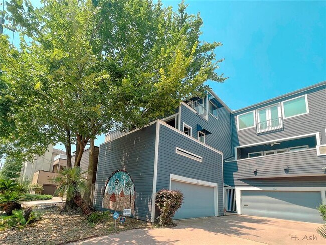 Building Photo - 1014 Columbus St