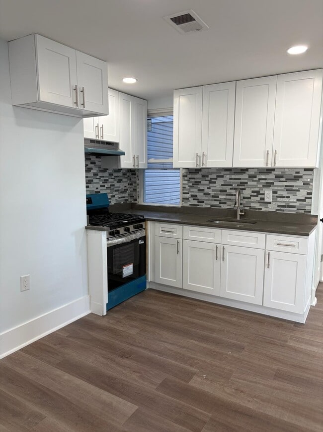 Foto del edificio - 329 Elizabeth Ave