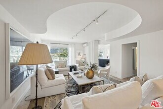 Building Photo - 838 N Doheny Dr