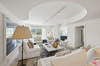 Building Photo - 838 N Doheny Dr