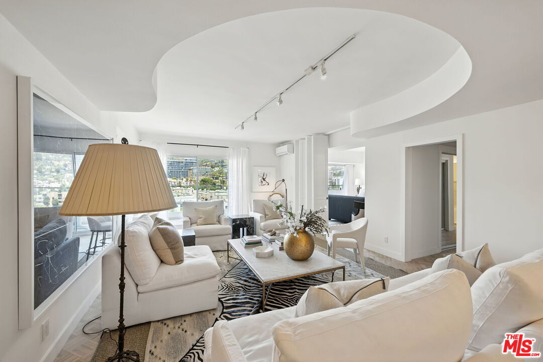 Foto principal - 838 N Doheny Dr