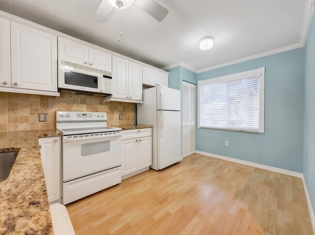 Foto del edificio - Stunning Sandpiper Bay 2 bed/2 bath end unit condo