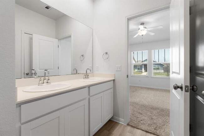 Foto del edificio - 121 Oakdale Meadows Ln