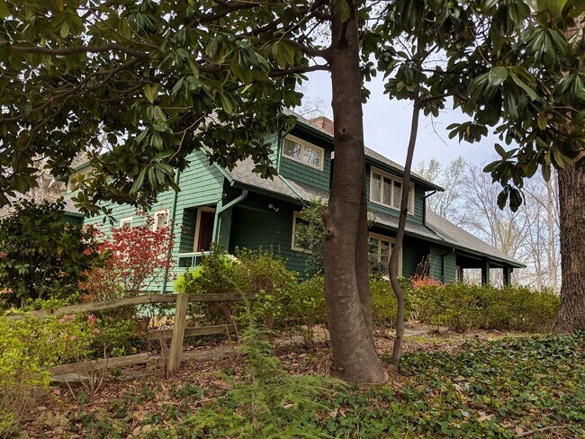 Foto del edificio - 220 Melrose Cir