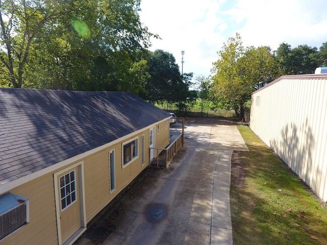 Building Photo - 5719 Roberts Rd