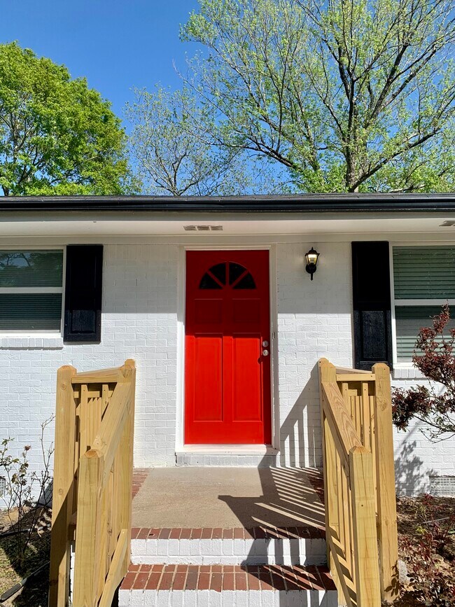 Building Photo - 2020 Hillcrest Dr