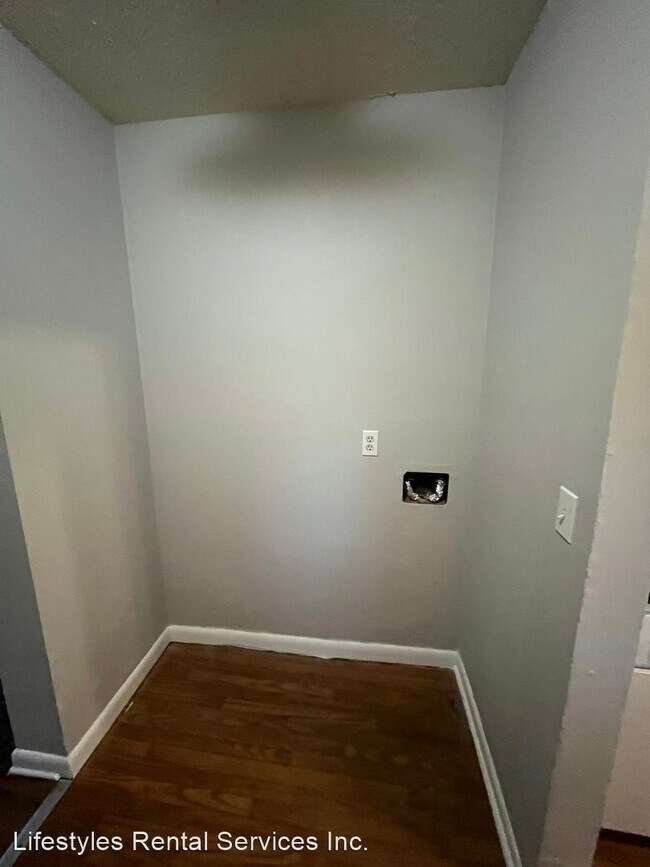 Building Photo - 3 br, 1.5 bath House - 6627 Kinlock Dr