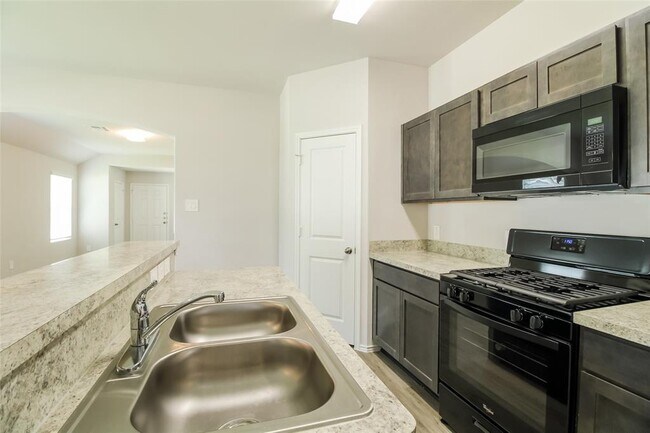 Foto del edificio - 3816 Avalon Ln