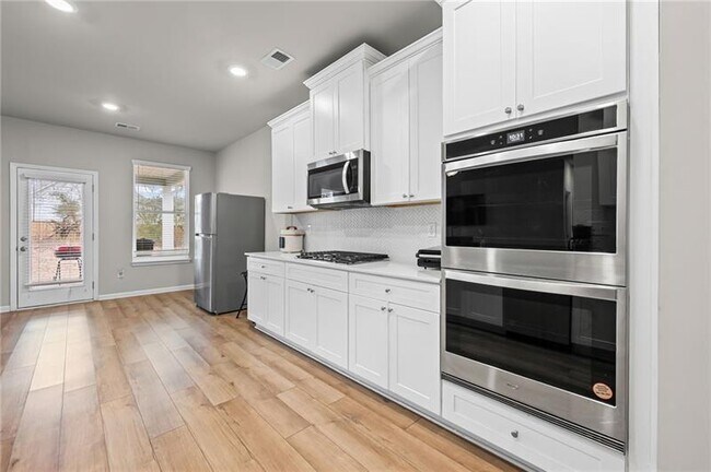 Building Photo - 854 Orwell Dr