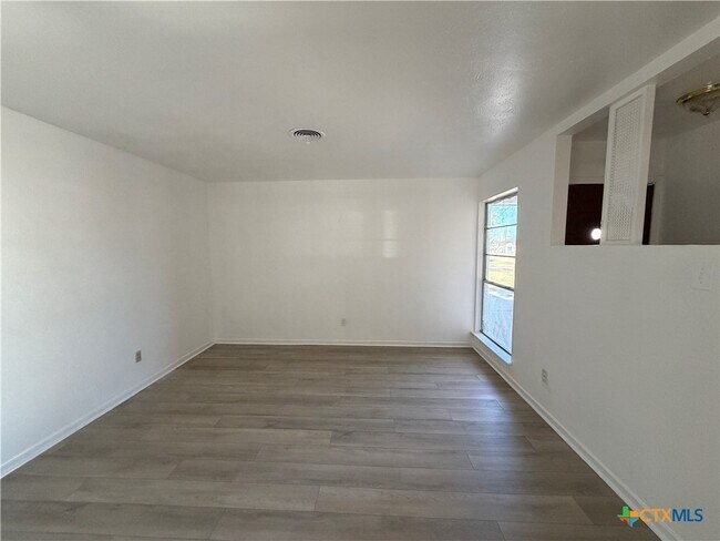 Foto del edificio - 1102 S Ann Blvd