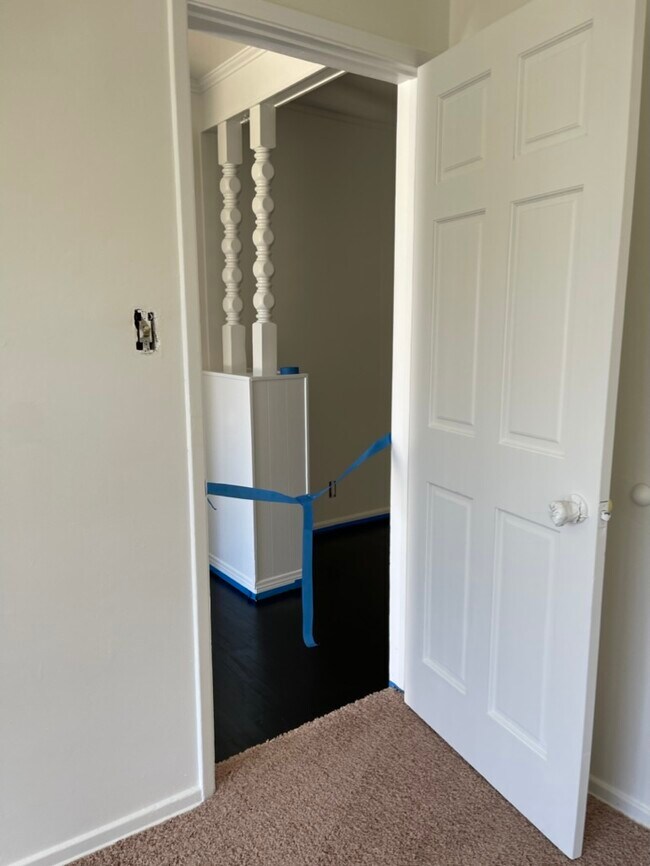 Pisos de madera noble excepto el dormitorio - 13215 Ottoman St