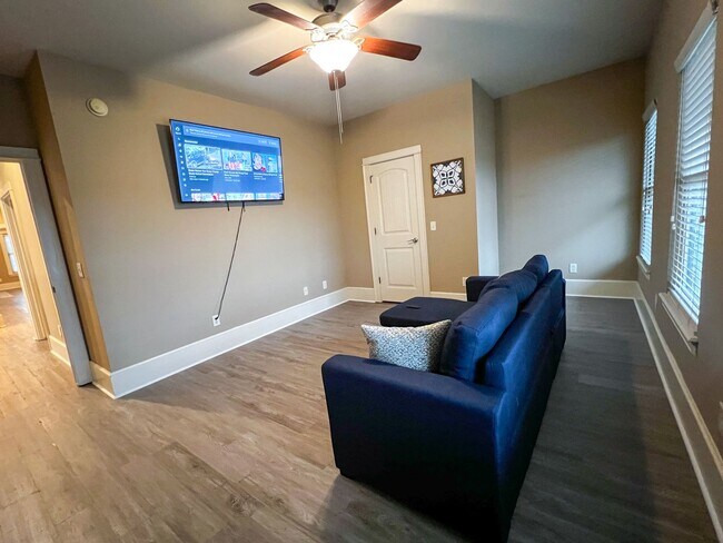 Building Photo - 5 bedroom 3 bath home next to Promenade