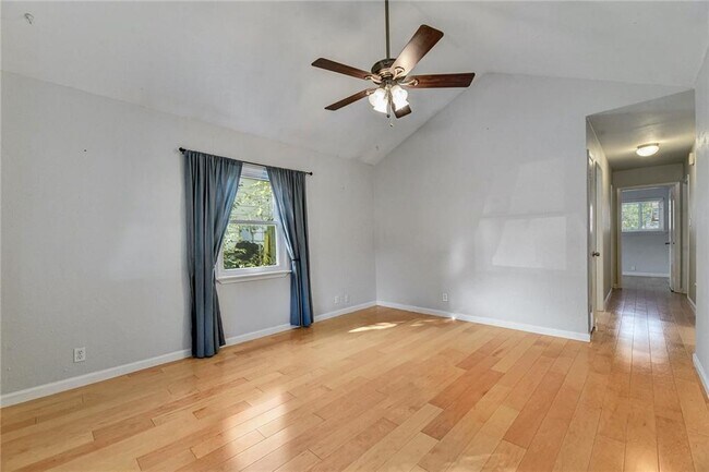 Foto del edificio - 5804 Cedardale Dr