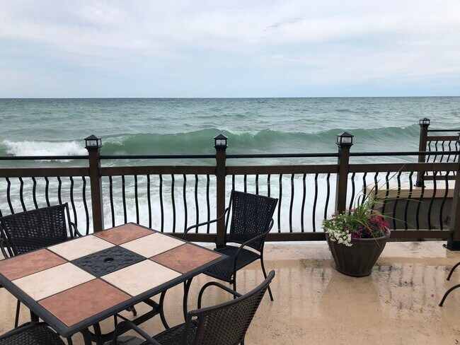 Sala de estar con vista al lago. - 1200 W Sherwin Ave