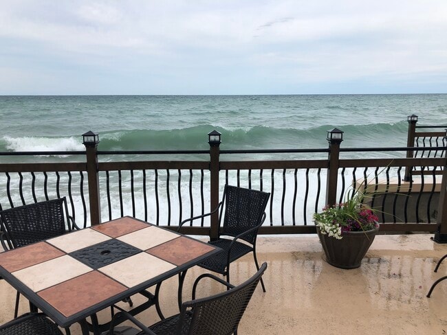 Lakefront Living! - 1200 W Sherwin Ave