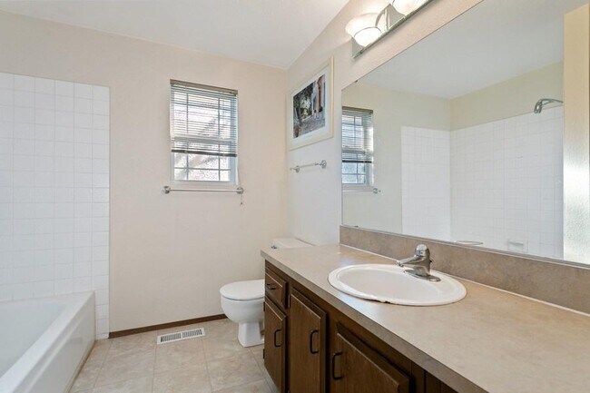 Building Photo - 4 bedroom in Bellevue WA 98008