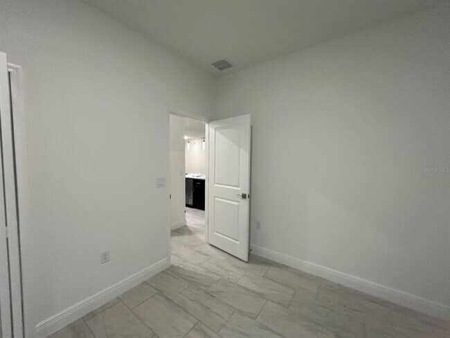 Building Photo - 2741 W Rutland Dr