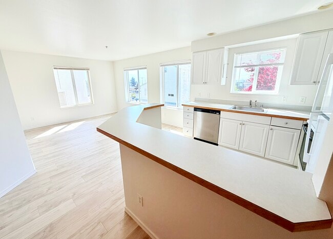 Building Photo - 931 N 86th St