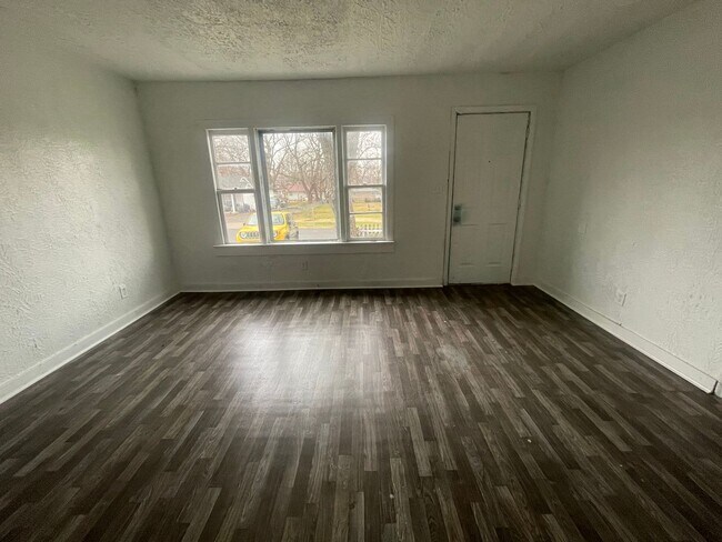 Foto del edificio - 3 bedroom 1 bath available now!