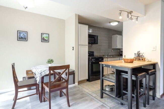 Building Photo - 21S S Fernwood Dr