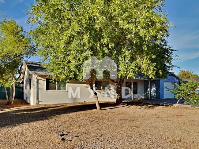 Building Photo - 2215 E Osborn Rd