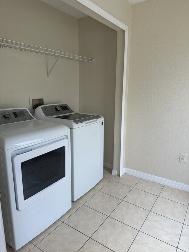 Building Photo - 2631 Emerald Lake Ct