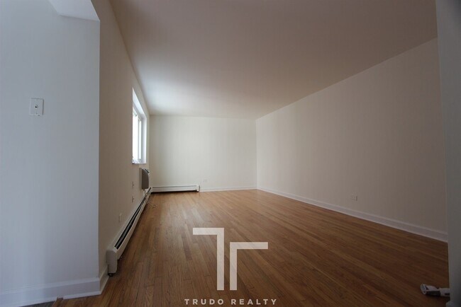 Building Photo - 6211 N Kenmore Ave