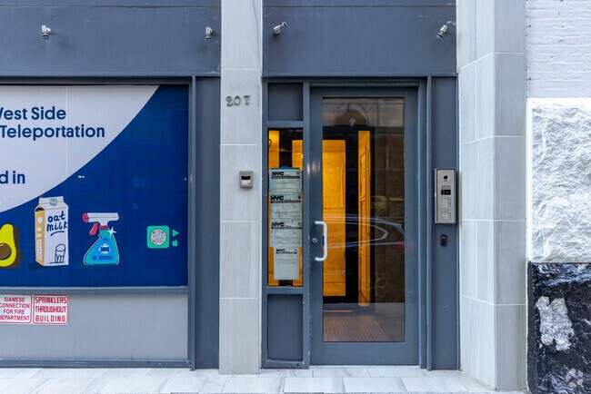 Entrada - 207 W 75th St