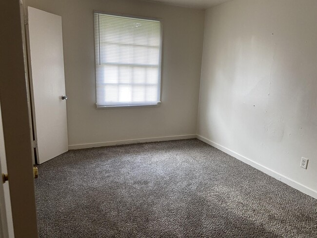 Building Photo - 2416 Knox Dr