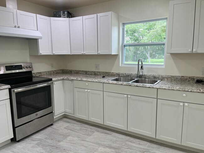 Foto del edificio - Newly Renovated 2 Bedroom Apartment in Lak...