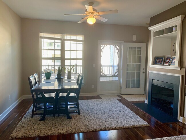 Building Photo - 2 BEDROOM, 2 BATH CONDO IN CORNELIUS