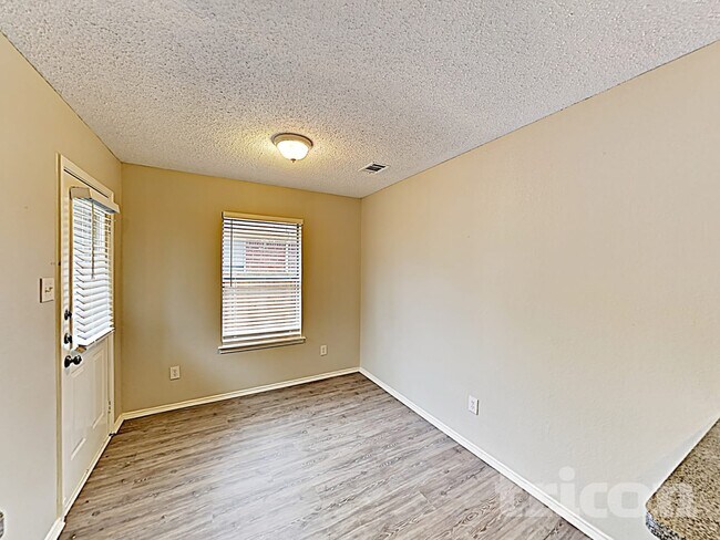 Building Photo - 206 Briarglen Dr