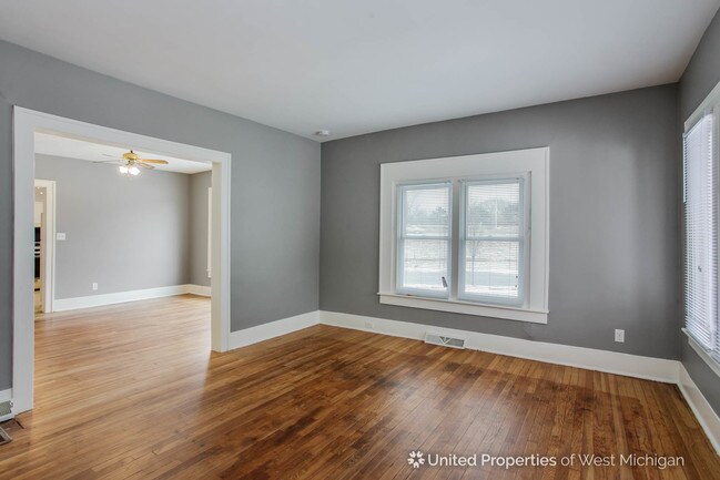 Building Photo - 433 Lincoln Ave NW