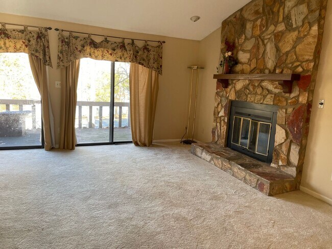 Foto del edificio - 2 Bedroom Condo with Large Back Deck & Lak...
