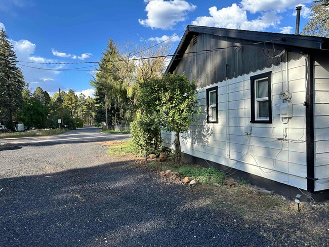Building Photo - 2037 Aspen Dr
