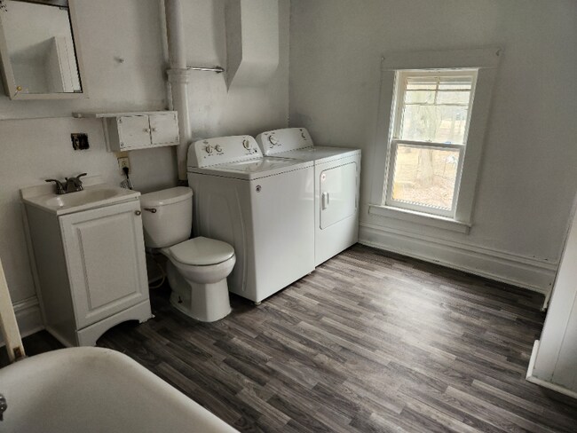 Building Photo - 823 Oakland Dr