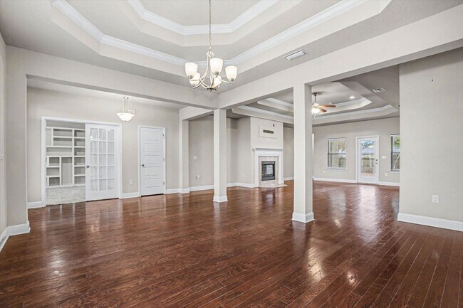 Foto del edificio - SPACIOUS AND CONVENIENT COMMUTE!