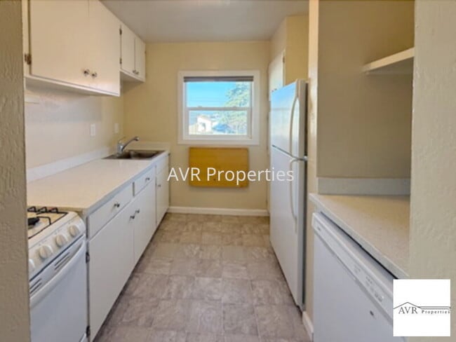 Foto del edificio - Private Elevated Studio with Full Kitchen, AC and Exclusive Laundry