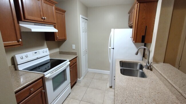 Foto del edificio - 4028 Crockers Lake Blvd