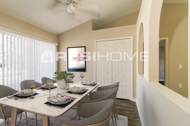 Building Photo - 14145 Spring Hill Dr