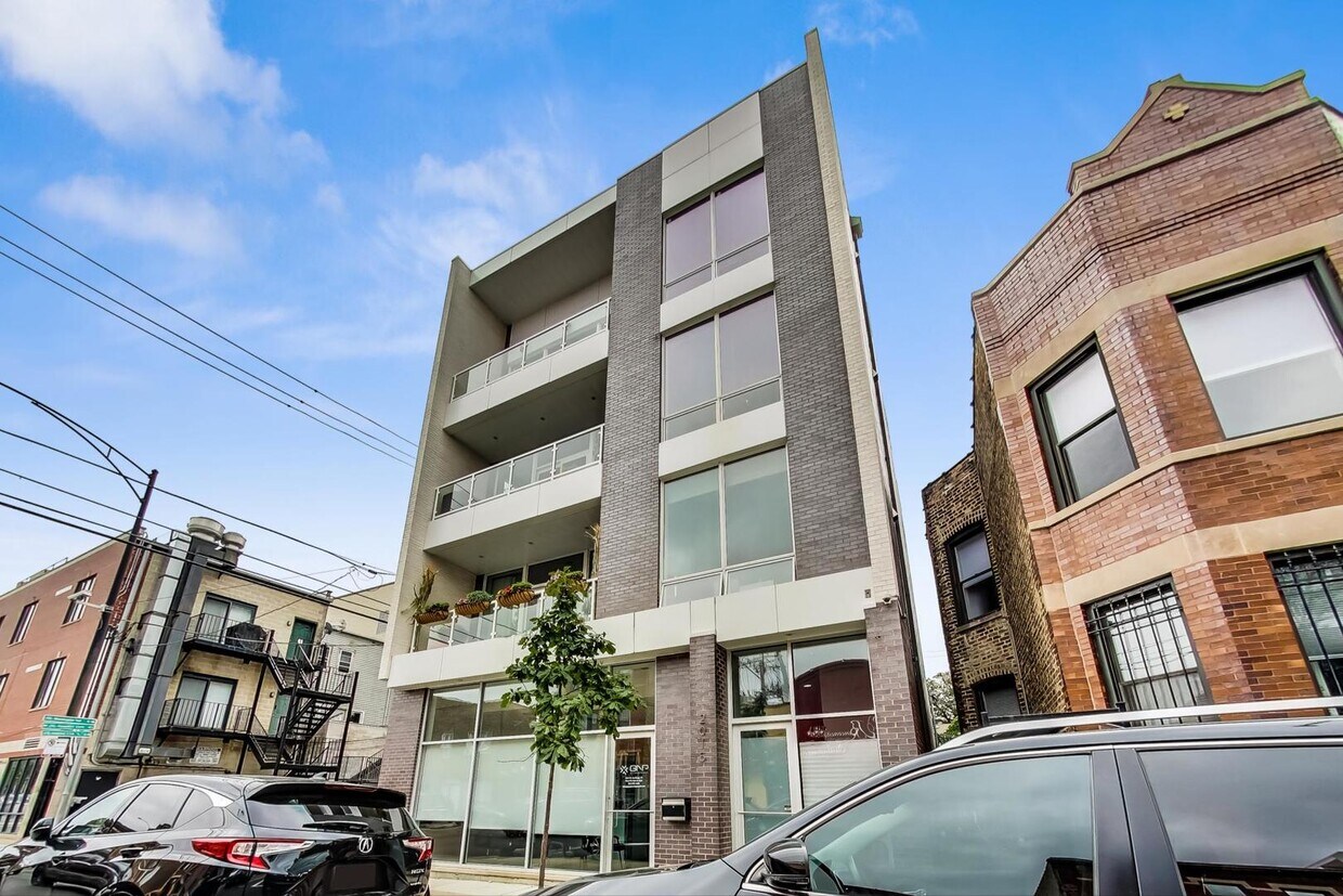Primary Photo - 2015 W Armitage Ave