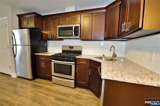 Foto del edificio - 116 Maple Ave