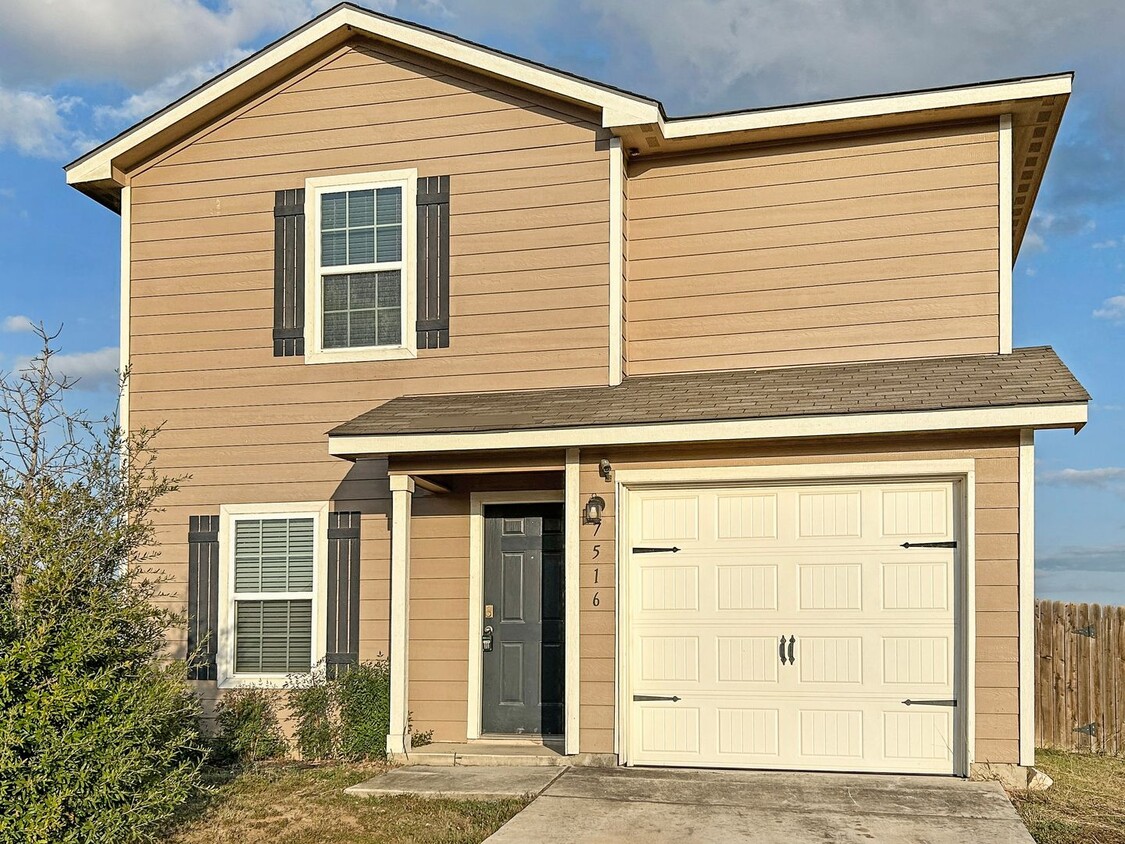 Foto principal - Charming Two-Story Home in Luckey Ranch