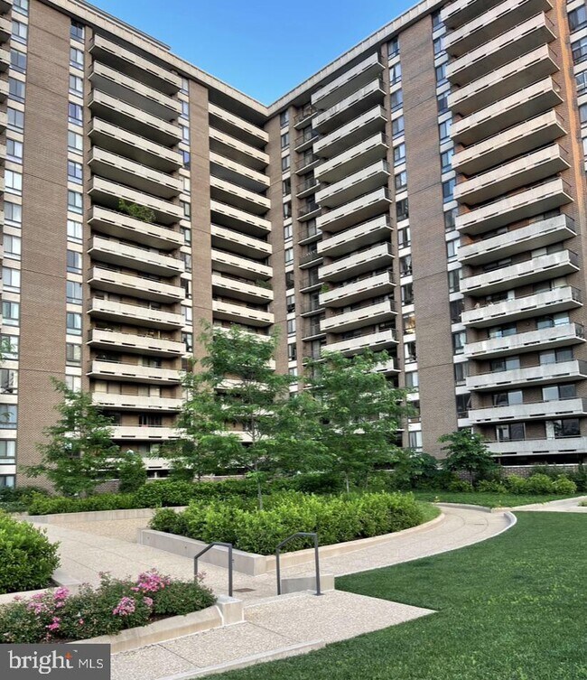 Foto del edificio - 1800 Old Meadow Rd