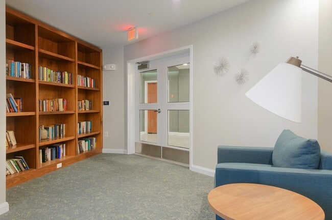 Building Photo - Spacious Luxury 1 bedroom 781 sq ft locate...
