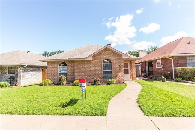 Building Photo - 736 W Willow Oak Dr