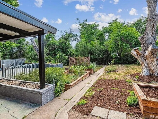 Building Photo - Quiet, Tree-Shaded Mid-Mod Steps to Downto...