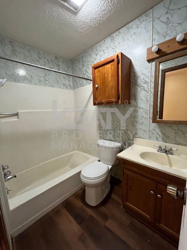 Building Photo - Adorable townhouse located minutes away fr...