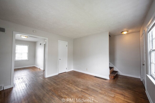 Foto del edificio - "Charming 2-Bedroom Duplex with Gleaming Hardwood Floors in Indy!"