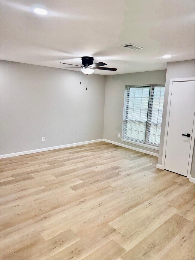 Building Photo - 620 Circle Way